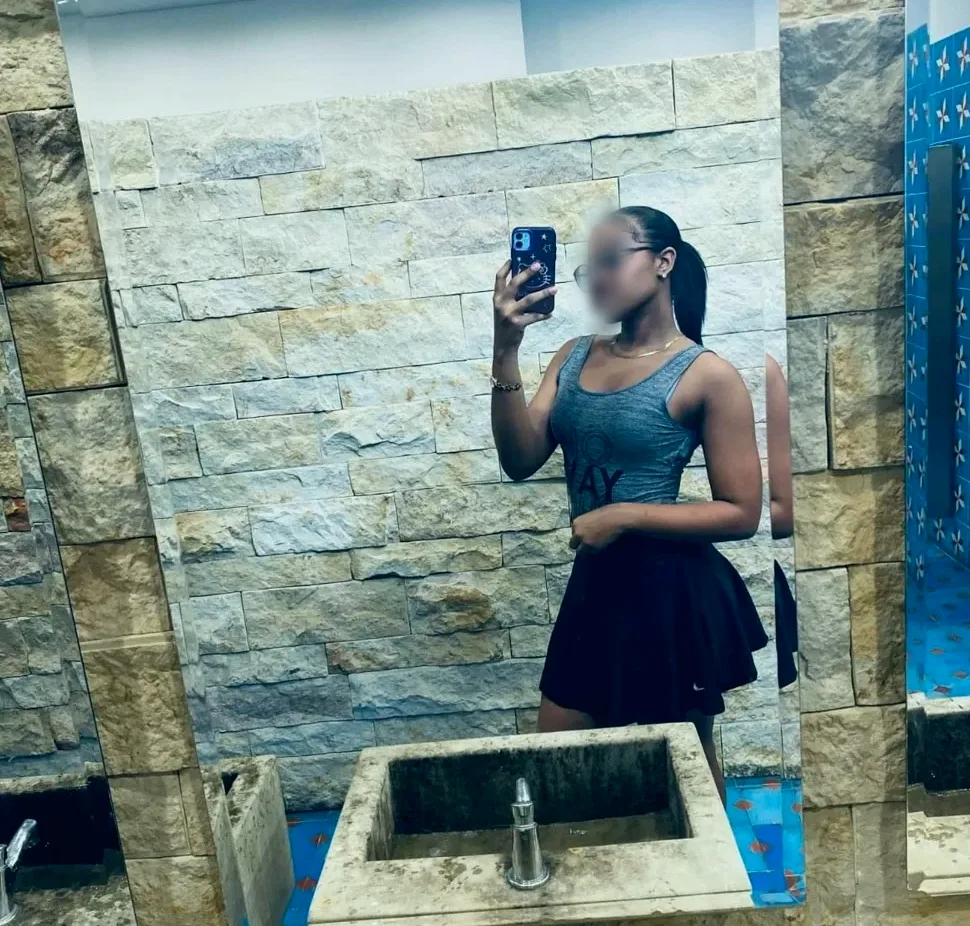 Amira, 20