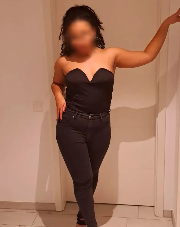 Lara, 27